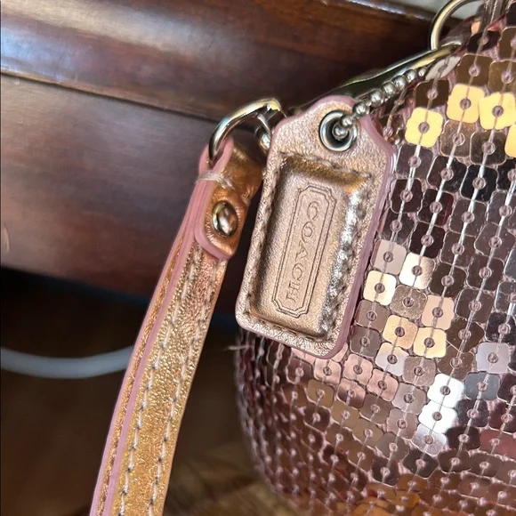 COACH NWOT Limited  Edition Iridescent Sequins rose gold kiss lock - Picture 3 of 7